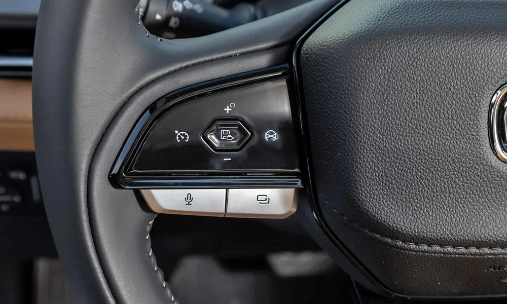 Фото Changan Hunter Plus (2023) — руль. Обшивка обода и компоновка спиц крупным планом. Клавиши на спицах управляют медиа, круизом и ассистентами — руки остаются на руле Changan Hunter Plus (2023) — руль