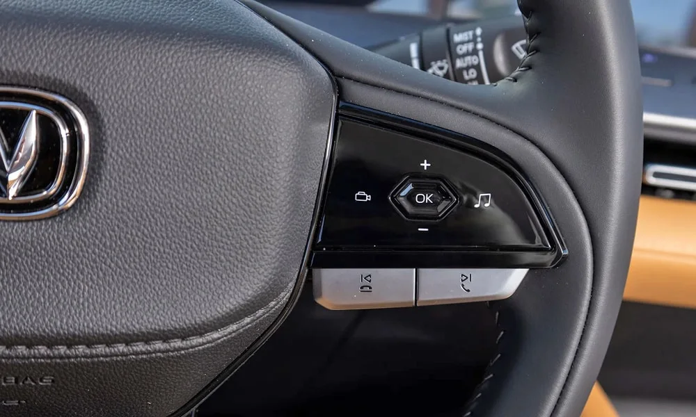 Фото Changan Hunter Plus (2023) — руль, фото 2. Обшивка обода и компоновка спиц крупным планом. Клавиши на спицах управляют медиа, круизом и ассистентами — руки остаются на руле Changan Hunter Plus (2023) — руль, фото 2