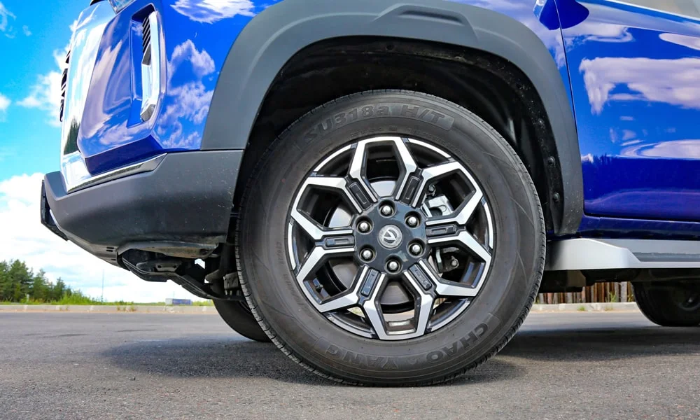 Фото Changan Hunter Plus (2023) — колесо и диск. Дизайн спиц и профиль резины крупным планом. При подборе зимнего комплекта сохраняйте наружный диаметр колеса Changan Hunter Plus (2023) — колесо и диск