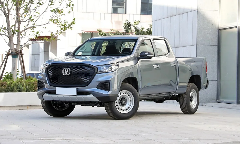 Фото Changan Hunter (2024) — вид спереди, фото 3. Передок в сером исполнении — крупная светотехника и выразительный бампер Changan Hunter (2024) — вид спереди, фото 3