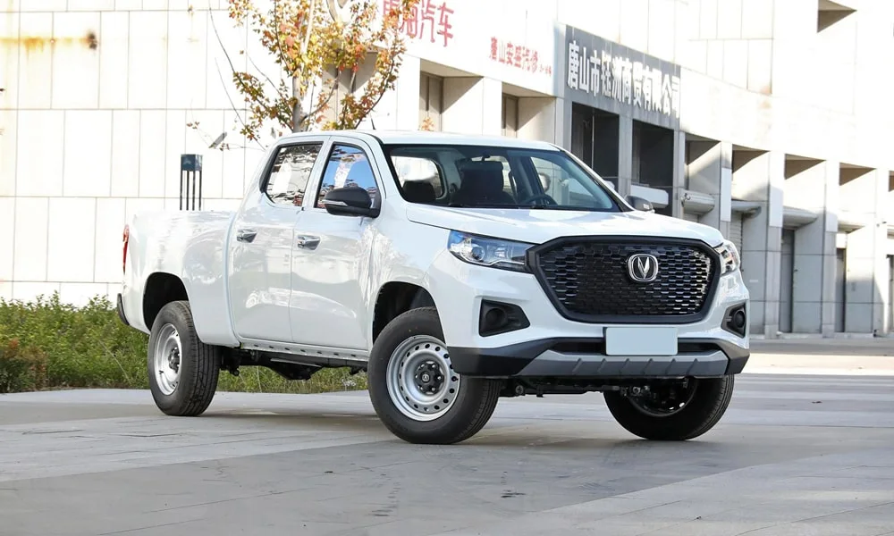 Фото Changan Hunter (2024) — вид спереди, фото 5. Оптика, решётка и бампер — первое впечатление о модели. Дневные ходовые огни включаются автоматически с запуском Changan Hunter (2024) — вид спереди, фото 5