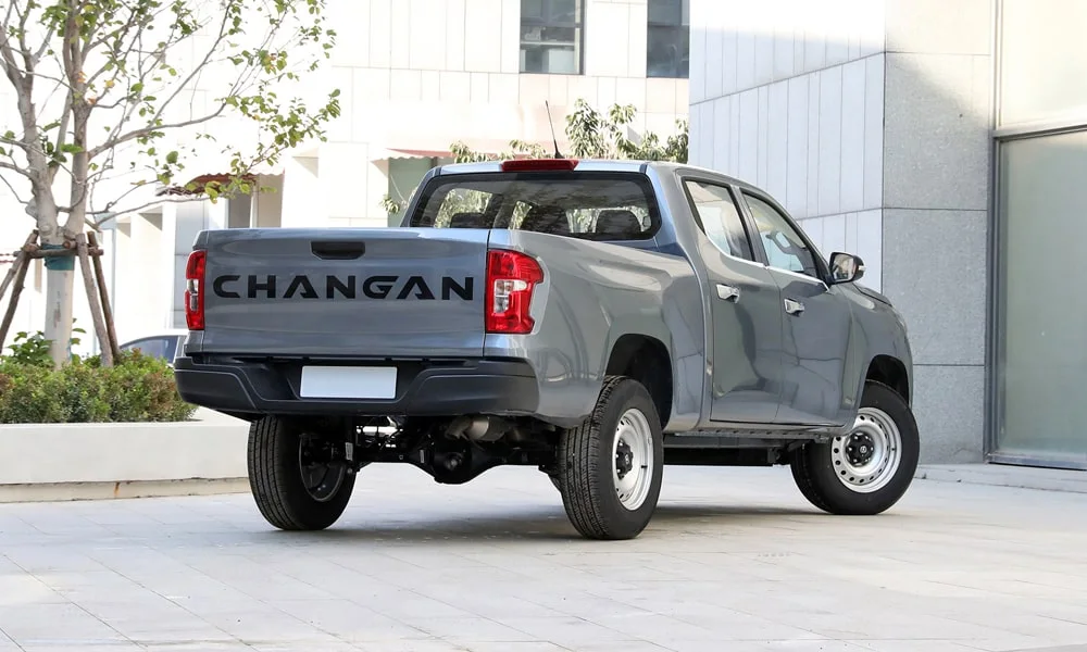 Фото Changan Hunter (2024) — вид сзади, фото 3. Корма в сером цвете: графика фонарей и пластика пятой двери Changan Hunter (2024) — вид сзади, фото 3