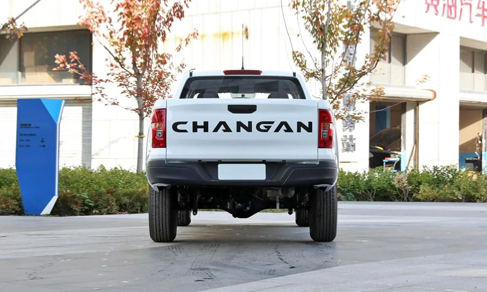 Фото Changan Hunter (2024) — вид сзади, фото 4. Корма в белом цвете: графика фонарей и пластика пятой двери. Светодиодная полоса или раздельные секции — задняя оптика стала главным украшением кормы Changan Hunter (2024) — вид сзади, фото 4