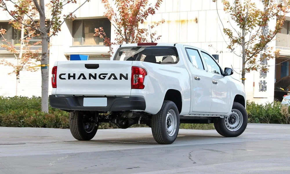 Фото Changan Hunter (2024) — вид сзади, фото 5. Белый кузов сзади — фонари и бампер определяют ночной образ модели Changan Hunter (2024) — вид сзади, фото 5