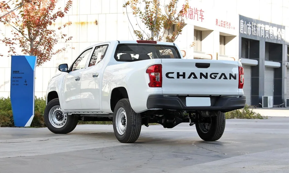 Фото Changan Hunter (2024) — вид сзади, фото 6. Корма в белом цвете: графика фонарей и пластика пятой двери Changan Hunter (2024) — вид сзади, фото 6