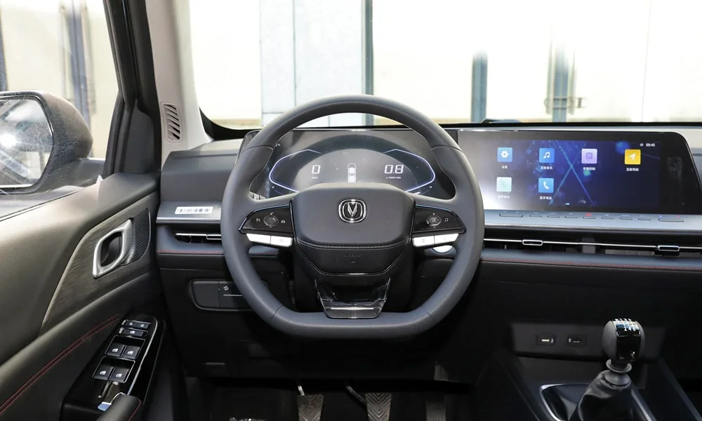 Фото Changan Hunter (2024) — руль. Обшивка обода и компоновка спиц крупным планом Changan Hunter (2024) — руль