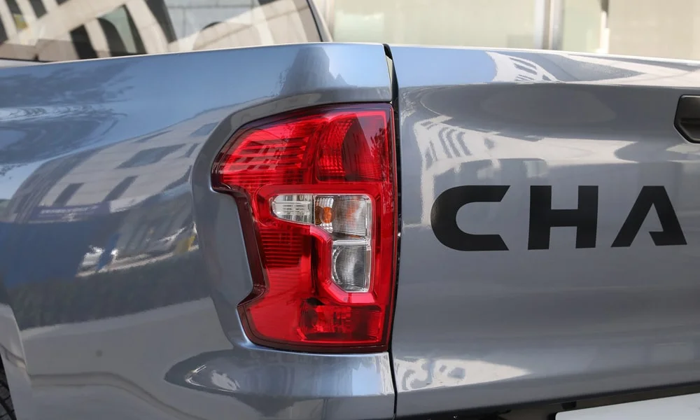 Фото Changan Hunter (2024) — задние фонари. Рассеиватель фонаря вблизи: компоновка секций габарита, стопа и поворотника Changan Hunter (2024) — задние фонари
