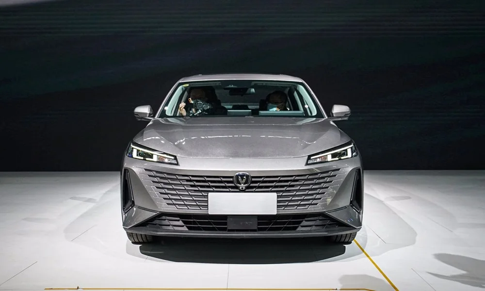 Фото Changan Lamore (2023) — вид спереди, фото 5. Кузов в сером цвете: рисунок оптики и решётки задаёт узнаваемое «лицо» модели. Рисунок ходовых огней — подпись модели, по нему её узнают в потоке Changan Lamore (2023) — вид спереди, фото 5