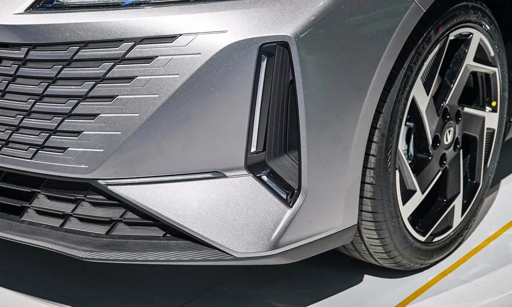 Фото Changan Lamore (2023) — решётка радиатора. Рисунок решётки: сетка, ламели или глухая панель у электроверсий. За решёткой у многих комплектаций стоит радар адаптивного круиз-контроля Changan Lamore (2023) — решётка радиатора