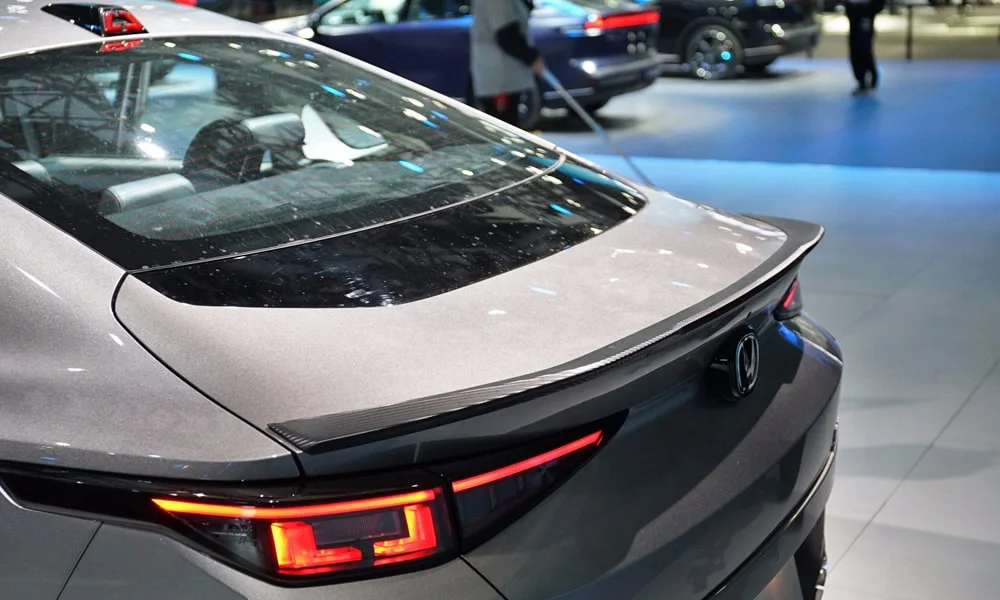 Фото Changan Lamore (2023) — крыша. Линия крыши и панорамное остекление с высоты. Рейлинги рассчитаны на поперечины для бокса или велокреплений Changan Lamore (2023) — крыша
