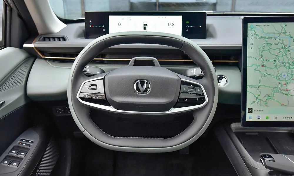 Фото Changan Lamore (2023) — руль. Обшивка обода и компоновка спиц крупным планом. Обогрев обода — опция, которую оценят зимой Changan Lamore (2023) — руль