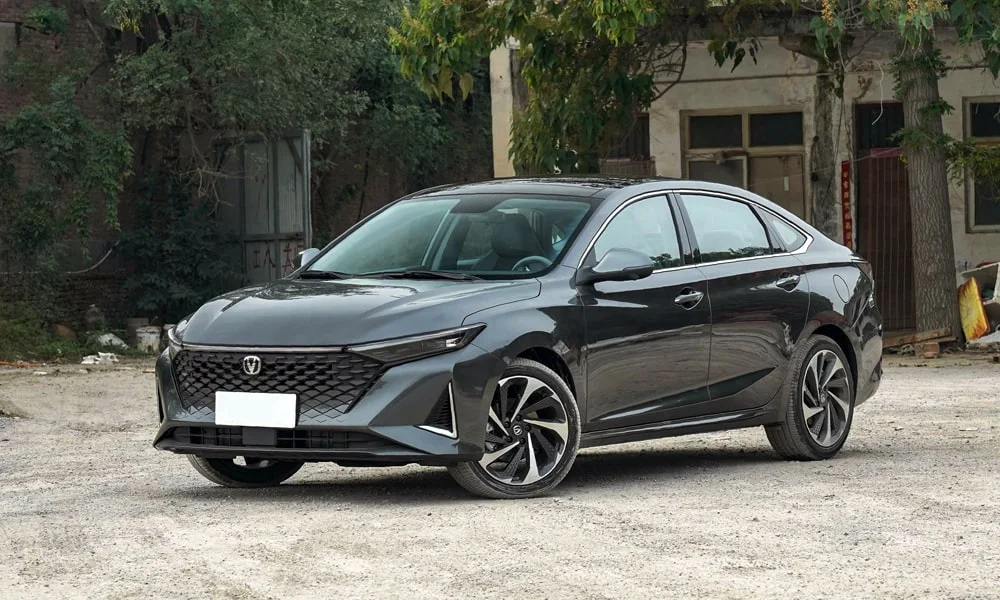 Фото Changan Raeton Plus (2024) — вид спереди, фото 3. Оптика, решётка и бампер — первое впечатление о модели. Рисунок ходовых огней — подпись модели, по нему её узнают в потоке Changan Raeton Plus (2024) — вид спереди, фото 3