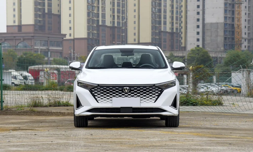 Фото Changan Raeton Plus (2024) — вид спереди, фото 5. Кузов в белом цвете: рисунок оптики и решётки задаёт узнаваемое «лицо» модели. Дневные ходовые огни включаются автоматически с запуском Changan Raeton Plus (2024) — вид спереди, фото 5