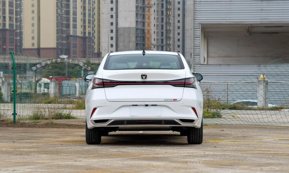 Фото Changan Raeton Plus (2024) — вид сзади, фото 6. Графика фонарей, бампер и оформление пятой двери. Насадки выхлопа или их имитация внизу бампера различают версии Changan Raeton Plus (2024) — вид сзади, фото 6