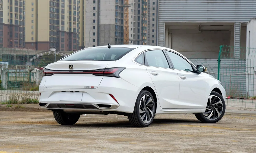 Фото Changan Raeton Plus (2024) — вид сзади, фото 7. Линия крыши, стойки и задняя дверь в белом исполнении. Насадки выхлопа или их имитация внизу бампера различают версии Changan Raeton Plus (2024) — вид сзади, фото 7