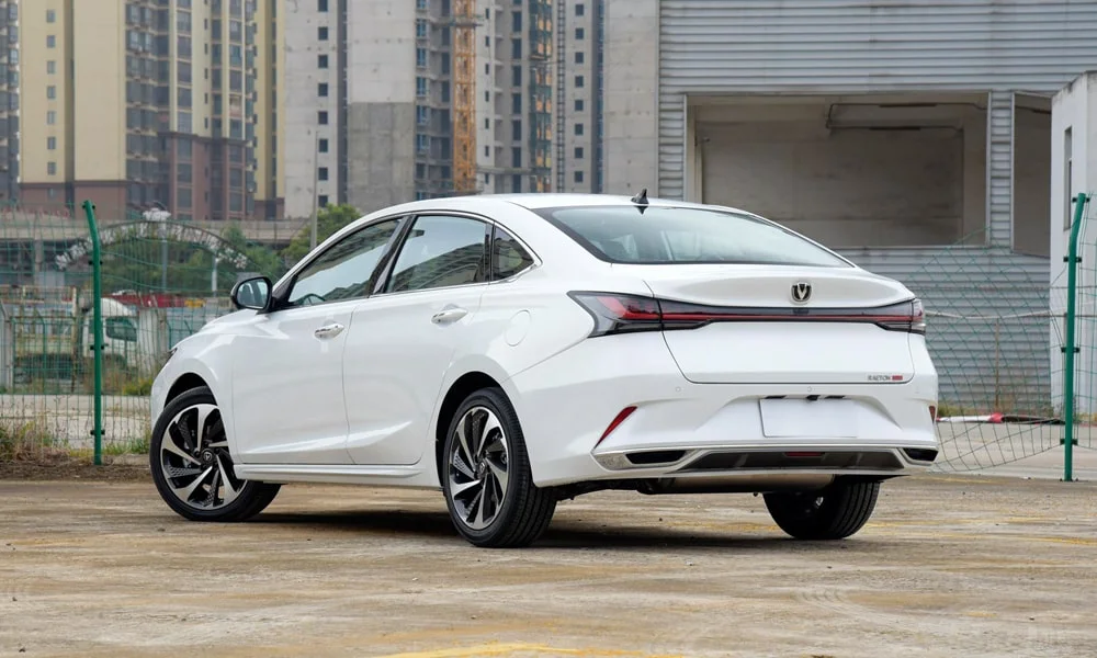 Фото Changan Raeton Plus (2024) — вид сзади, фото 8. Графика фонарей, бампер и оформление пятой двери. Светодиодная полоса или раздельные секции — задняя оптика стала главным украшением кормы Changan Raeton Plus (2024) — вид сзади, фото 8