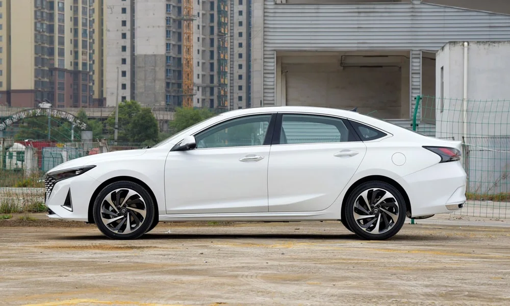 Фото Changan Raeton Plus (2024) — вид сбоку, фото 2. Сбоку читаются линия остекления и характер выштамповок на белом кузове Changan Raeton Plus (2024) — вид сбоку, фото 2