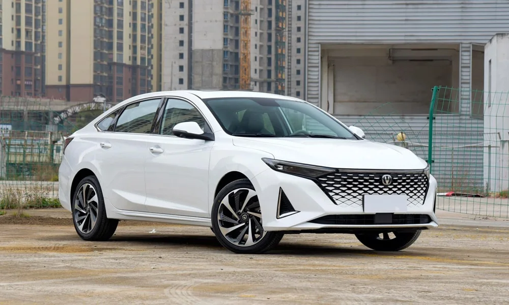 Фото Changan Raeton Plus (2024) — вид сбоку, фото 3. Профиль в белом цвете: соотношение колёсной базы и свесов. Хромированные или чёрные молдинги окон отличают комплектации Changan Raeton Plus (2024) — вид сбоку, фото 3