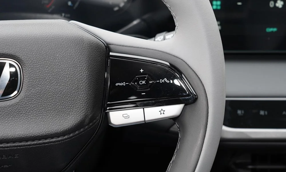 Фото Changan Raeton Plus (2024) — руль, фото 3. Обшивка обода и компоновка спиц крупным планом. Обогрев обода — опция, которую оценят зимой Changan Raeton Plus (2024) — руль, фото 3