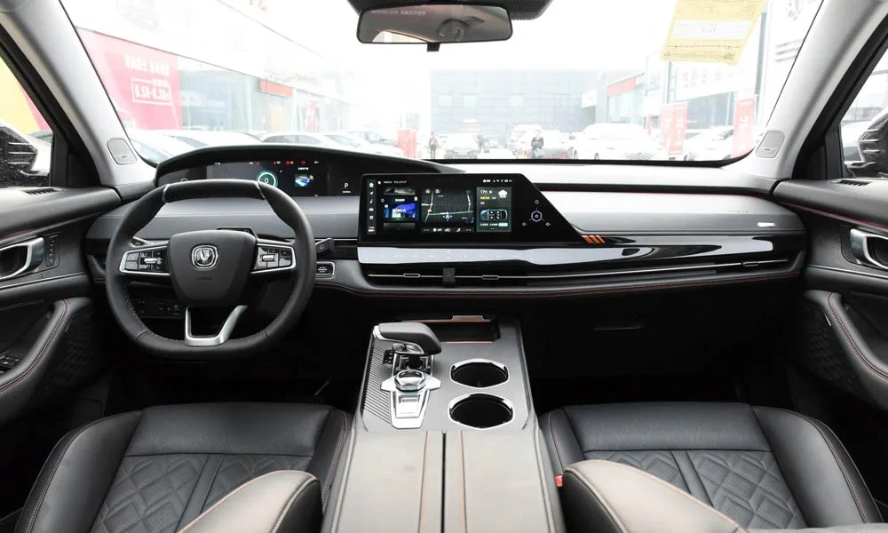 Фото Changan UNI-K (2022) — передняя панель. Компоновка экранов, дефлекторов и консоли Changan UNI-K (2022) — передняя панель