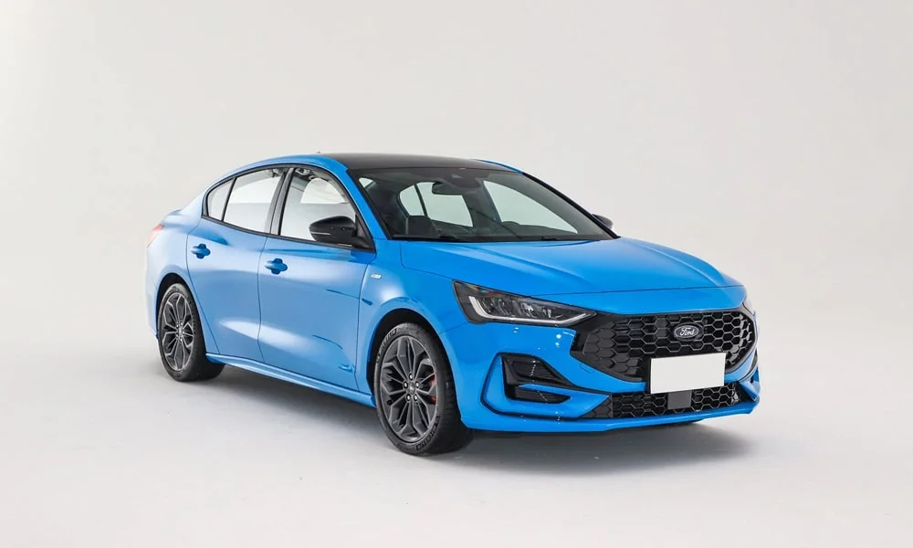 Фото Ford Focus (2024) — вид спереди, фото 3. Анфас: пропорции капота, посадка кузова и графика ходовых огней Ford Focus (2024) — вид спереди, фото 3