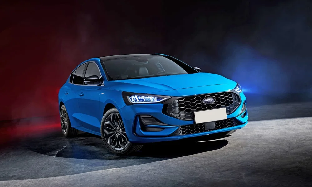 Фото Ford Focus (2024) — вид спереди, фото 4. Кузов в синем цвете: рисунок оптики и решётки задаёт узнаваемое «лицо» модели Ford Focus (2024) — вид спереди, фото 4