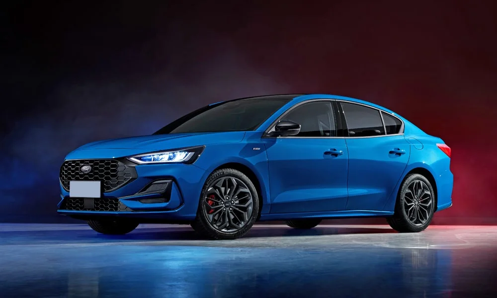 Фото Ford Focus (2024) — вид спереди, фото 5. Передок в синем исполнении — крупная светотехника и выразительный бампер Ford Focus (2024) — вид спереди, фото 5
