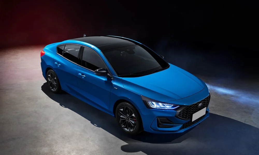 Фото Ford Focus (2024) — вид спереди, фото 6. Анфас: пропорции капота, посадка кузова и графика ходовых огней. Рисунок ходовых огней — подпись модели, по нему её узнают в потоке Ford Focus (2024) — вид спереди, фото 6