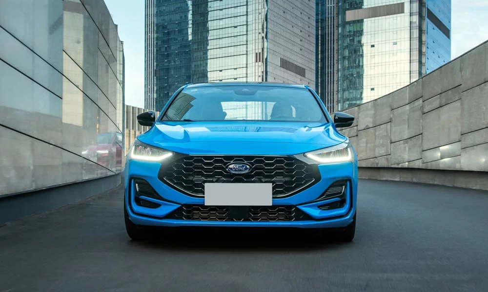 Фото Ford Focus (2024) — вид спереди, фото 7. Анфас: пропорции капота, посадка кузова и графика ходовых огней Ford Focus (2024) — вид спереди, фото 7