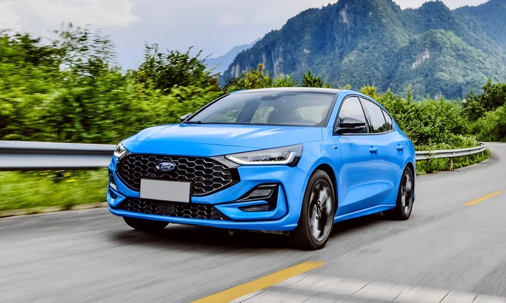 Фото Ford Focus (2024) — вид спереди, фото 9. Передок в синем исполнении — крупная светотехника и выразительный бампер Ford Focus (2024) — вид спереди, фото 9