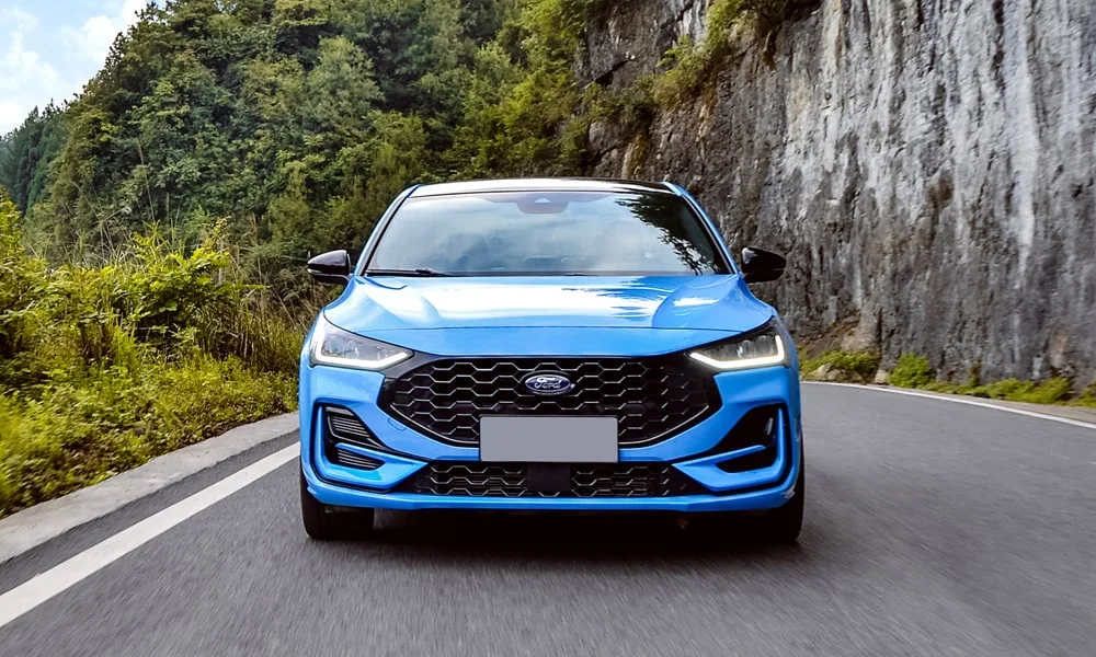 Фото Ford Focus (2024) — вид спереди, фото 10. Кузов в синем цвете: рисунок оптики и решётки задаёт узнаваемое «лицо» модели. Дневные ходовые огни включаются автоматически с запуском Ford Focus (2024) — вид спереди, фото 10