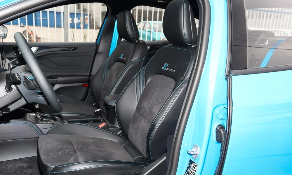 Фото Ford Focus (2024) — передние сиденья. Передние кресла в алькантаре Ford Focus (2024) — передние сиденья