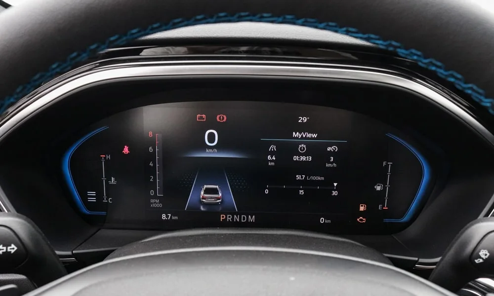 Фото Ford Focus (2024) — приборная панель. Скорость, запас хода и подсказки ассистентов перед глазами. Компоновка приборов настраивается в меню у большинства версий Ford Focus (2024) — приборная панель