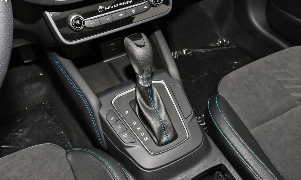 Фото Ford Focus (2024) — селектор коробки передач. Управление коробкой: компактный селектор освобождает место на тоннеле Ford Focus (2024) — селектор коробки передач