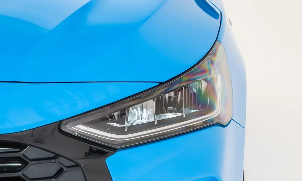 Фото Ford Focus (2024) — передняя оптика. Фара вблизи — самый детализированный элемент экстерьера. Автоматический дальний свет сам переключается при встречном разъезде — есть у ряда версий Ford Focus (2024) — передняя оптика
