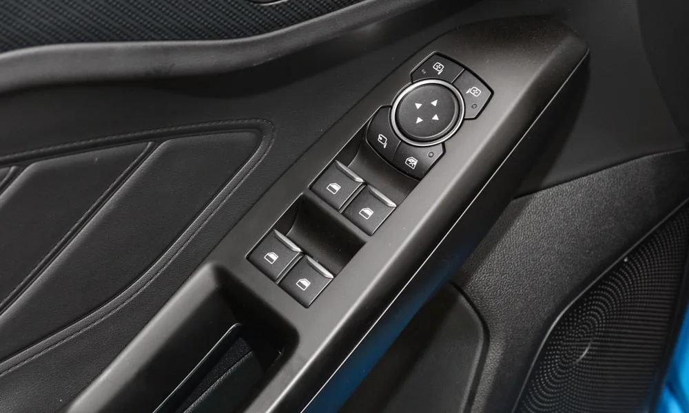 Фото Ford Focus (2024) — интерьер, фото 3. Общий план салона: архитектура панели, консоль и кресла. Уровень отделки читается по стыкам панелей и мягким поверхностям в зонах касания Ford Focus (2024) — интерьер, фото 3