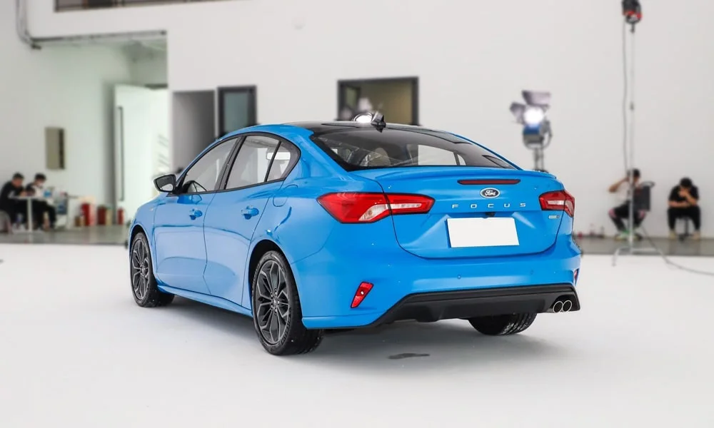 Фото Ford Focus (2024) — вид сзади, фото 3. Синий кузов сзади — фонари и бампер определяют ночной образ модели Ford Focus (2024) — вид сзади, фото 3