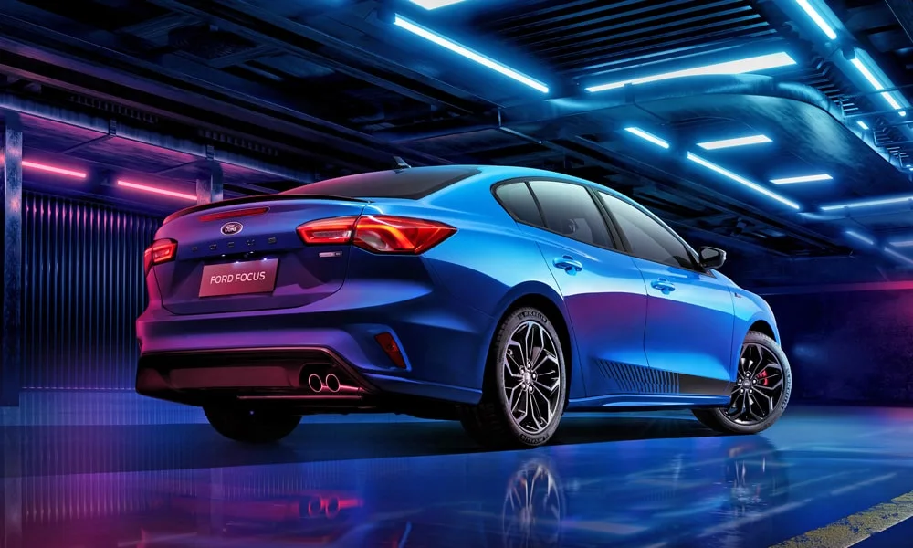 Фото Ford Focus (2024) — вид сзади, фото 4. Линия крыши, стойки и задняя дверь в синем исполнении. Светодиодная полоса или раздельные секции — задняя оптика стала главным украшением кормы Ford Focus (2024) — вид сзади, фото 4