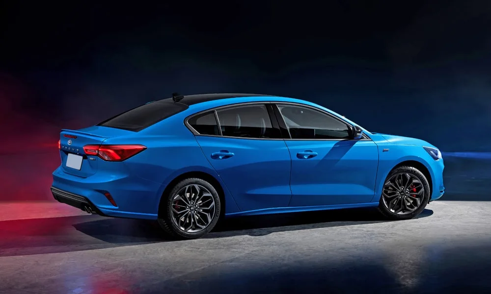 Фото Ford Focus (2024) — вид сзади, фото 5. Синий кузов сзади — фонари и бампер определяют ночной образ модели Ford Focus (2024) — вид сзади, фото 5
