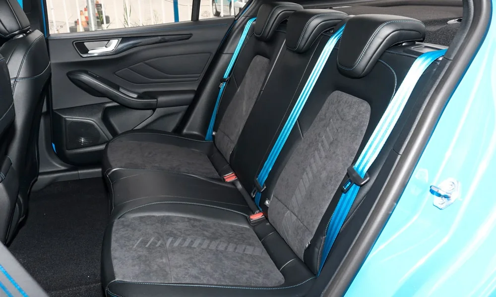 Фото Ford Focus (2024) — задние сиденья. Второй ряд: профиль дивана, подголовники и обивка из алькантаре. Плоский пол упрощает посадку втроём Ford Focus (2024) — задние сиденья