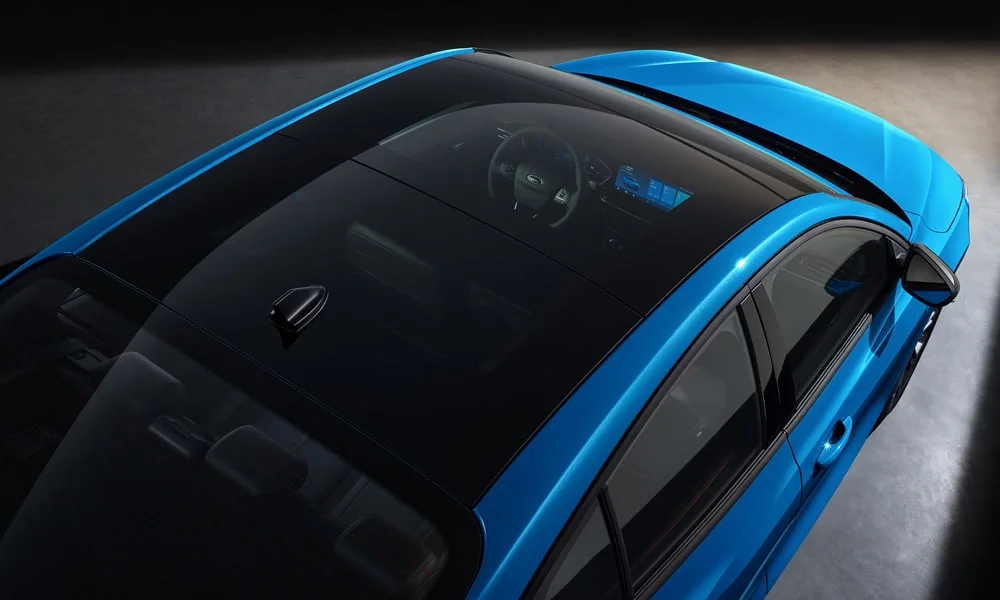 Фото Ford Focus (2024) — крыша. Линия крыши и панорамное остекление с высоты. Рейлинги рассчитаны на поперечины для бокса или велокреплений Ford Focus (2024) — крыша