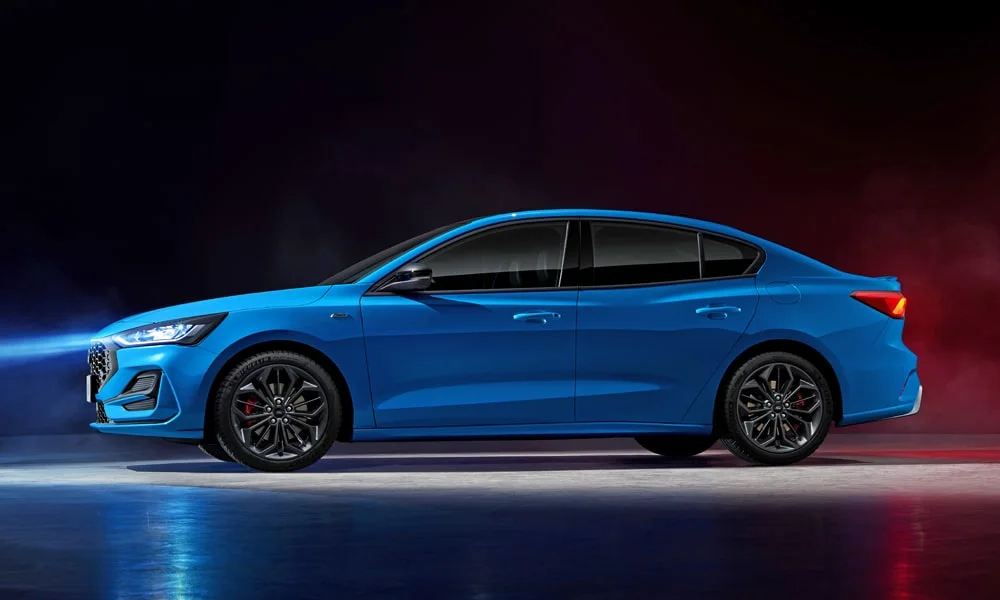 Фото Ford Focus (2024) — вид сбоку, фото 3. Профиль в синем цвете: соотношение колёсной базы и свесов. Хромированные или чёрные молдинги окон отличают комплектации Ford Focus (2024) — вид сбоку, фото 3
