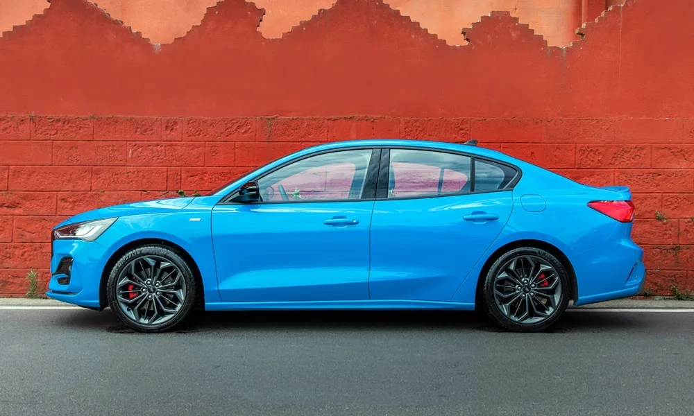 Фото Ford Focus (2024) — вид сбоку, фото 4. Профиль кузова: колёсная база, свесы и линия остекления. Длинная база — простор второго ряда; короткие свесы упрощают парковку Ford Focus (2024) — вид сбоку, фото 4