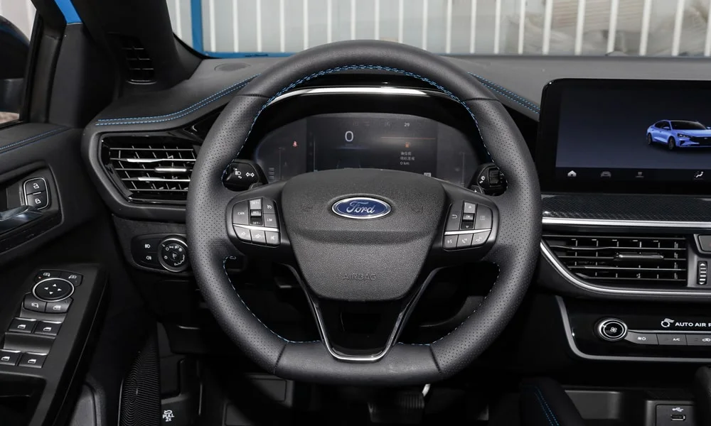 Фото Ford Focus (2024) — руль. Обшивка обода и компоновка спиц крупным планом. Правильная посадка: руки на «9 и 3», приборы читаются поверх обода Ford Focus (2024) — руль