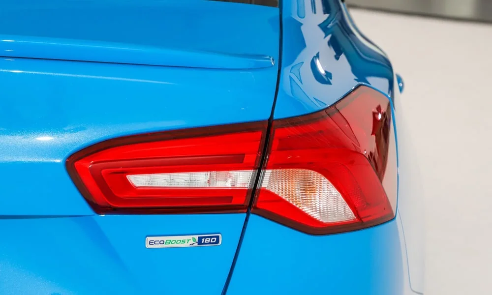 Фото Ford Focus (2024) — задние фонари. Графика секций крупным планом — ночная подпись модели Ford Focus (2024) — задние фонари
