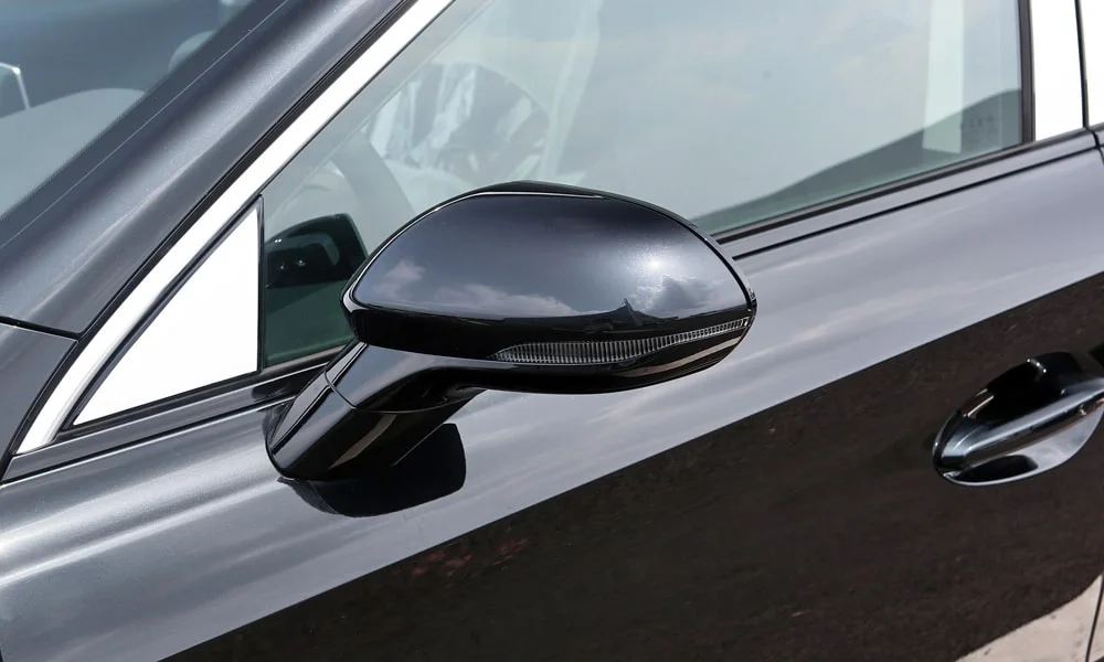 Фото Hongqi E-QM5 (2024) — дверная ручка. Ручка двери: утопленное или классическое исполнение — деталь ежедневного контакта. Бесключевой доступ будит машину при касании ручки Hongqi E-QM5 (2024) — дверная ручка