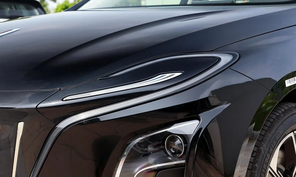 Фото Hongqi E-QM5 (2024) — экстерьер. Фактура и исполнение внешней детали. Культура сборки читается по стыкам и зазорам панелей Hongqi E-QM5 (2024) — экстерьер