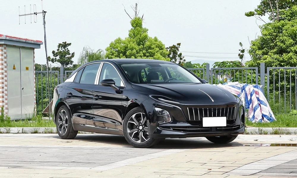 Фото Hongqi E-QM5 (2024) — вид спереди, фото 3. Чёрный кузов, строгая симметрия оптики — базовый ракурс знакомства с дизайном. Рисунок ходовых огней — подпись модели, по нему её узнают в потоке Hongqi E-QM5 (2024) — вид спереди, фото 3