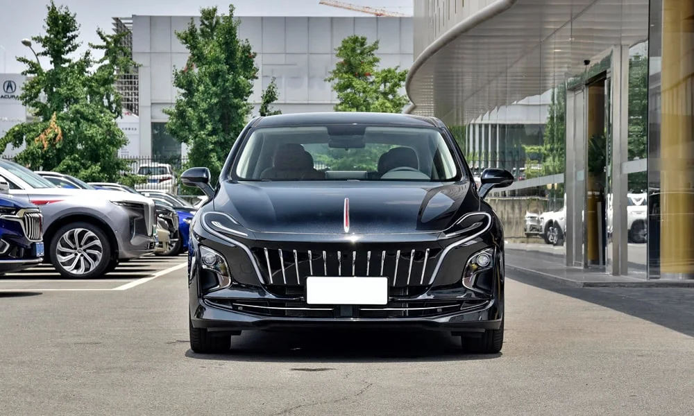 Фото Hongqi E-QM5 (2024) — вид спереди, фото 4. Кузов в чёрном цвете: рисунок оптики и решётки задаёт узнаваемое «лицо» модели. Дневные ходовые огни включаются автоматически с запуском Hongqi E-QM5 (2024) — вид спереди, фото 4