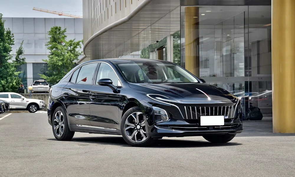 Фото Hongqi E-QM5 (2024) — вид спереди, фото 5. Оптика, решётка и бампер — первое впечатление о модели. Рисунок ходовых огней — подпись модели, по нему её узнают в потоке Hongqi E-QM5 (2024) — вид спереди, фото 5